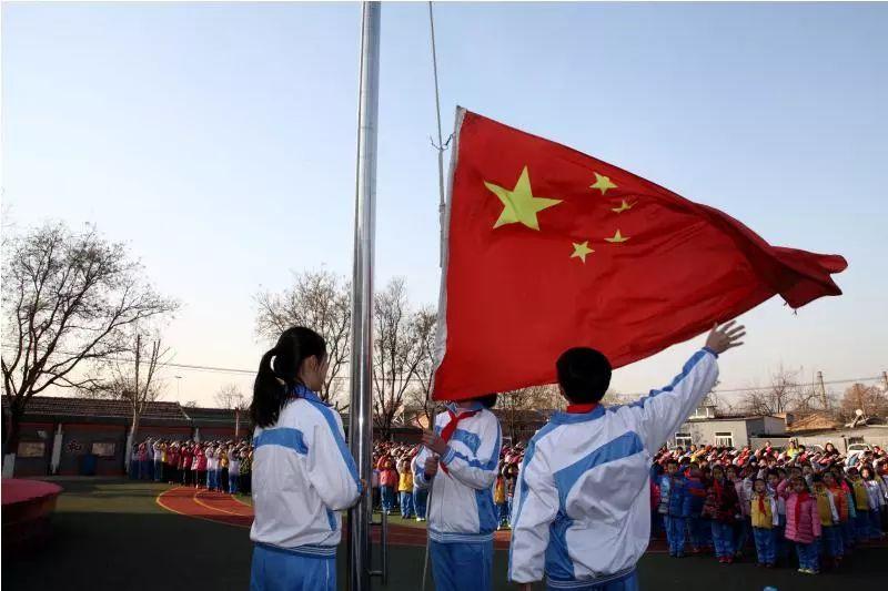 云南盈江：咖啡鲜果成熟收获忙